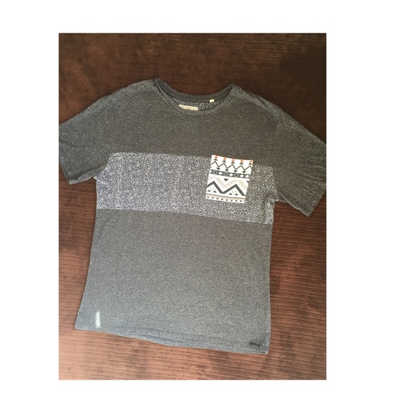 Grey tribal accented tshirt - Picture 4 of 4